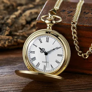 Détail macro d'une montre à gousset vintage dorée à quartz avec chiffres romains