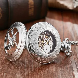 Détail macro d'une montre à gousset argentée avec couvercle creux et engrenages
