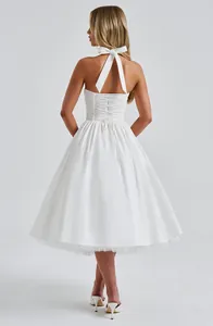 Achteraanzicht witte halterjurk met elegant korset-stijl vetersluiting op de rug.