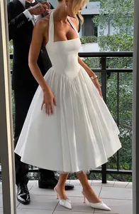 Elegante witte midi-jurk met halternek, een geplooide rok en strikdetail op de rug