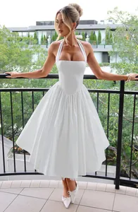Elegante witte halter midi-jurk met een volle geplooide pofrok voor dames, chic design