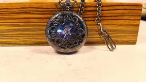 Detalle de reloj de bolsillo steampunk vintage con diseño de engranajes huecos