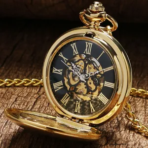 Vista detallada de un reloj de bolsillo mecánico dorado vintage con esfera romana calada