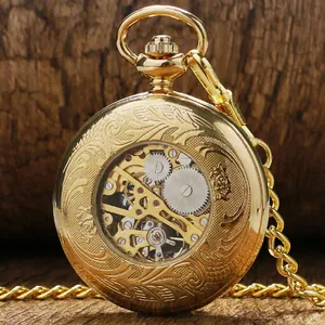 Detalle de un reloj de bolsillo mecánico dorado con movimiento a la vista