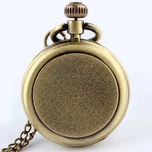 Vue détaillée du dos texturé d'une montre de poche à quartz vintage en bronze avec chaîne