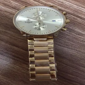 Luxe goudkleurig WWOOR herenhorloge met kwartsuurwerk, chronograaf en datumvenster.