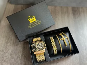 Vue détaillée du coffret montre homme Oulm dorée de luxe avec son bracelet et collier croix