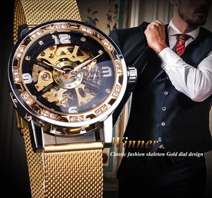 Detailansicht der goldenen Skelett-Mechanikuhr mit Strass-Lünette und Mesh-Armband