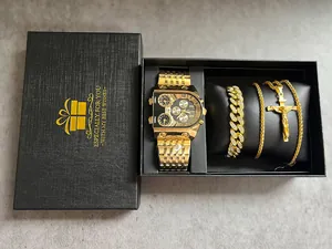 Coffret cadeau montre homme dorée avec collier croix et bracelet dans une boîte noire