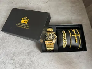 Gros plan du coffret montre Oulm multi-fuseaux avec collier croix et gourmette or