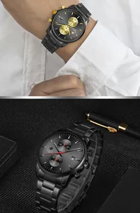 Detailopnames van WWOOR heren chronograaf horloge met zwarte stalen band en rode wijzers.