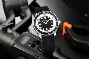 Macro view of AOCASDIY men's watch featuring black silicone strap and silver case