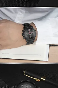 WWOOR herenhorloge van zwart staal met chronograaf en datumweergave detail