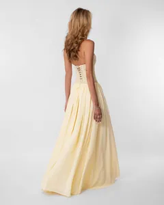 Elegante lichtgele avondjurk met een geregen korsetrug en een geplooide maxi-rok.