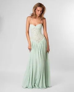 Elegante mintgroene avondjurk met kanten lijfje en geplooide vloeiende maxi rok.