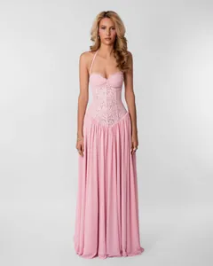 Volledig zicht op een elegante roze avondjurk met kant en een lange geplooide rok