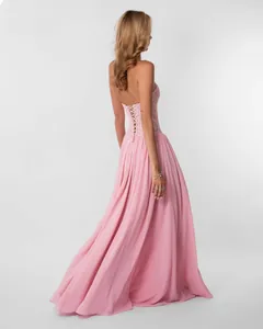 Elegante roze maxi-avondjurk voor dames met vetersluiting en een geplooide rok.