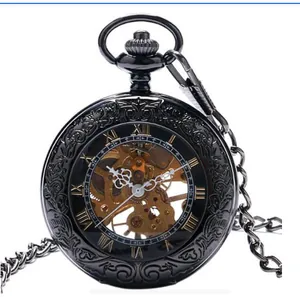 Gros plan d'une montre à gousset mécanique rétro noire avec gravure évidée