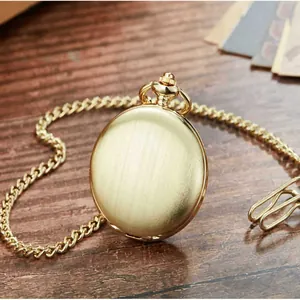 Detailansicht einer klassischen goldfarbenen Klapptaschenuhr mit gebürsteter Metallkette.