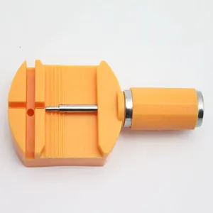 Nahaufnahme des Stahlstifts an einem orangefarbenen Uhrenarmband-Kürzer-Werkzeug