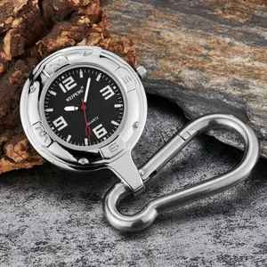 Detailansicht der silbernen Karabiner-Bergsteigeruhr mit schwarzem Leuchtzifferblatt.