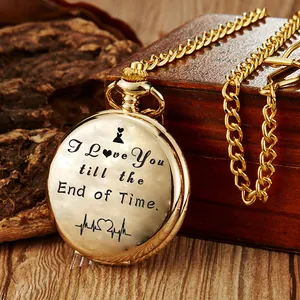 Gros plan d'une montre à gousset vintage en or avec gravure 'I Love You till the End of Time'