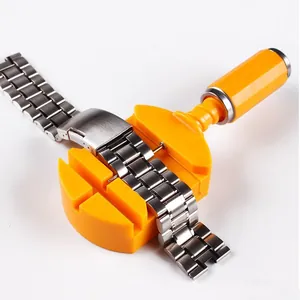 Detailansicht eines gelben Uhrenarmband-Kürzers beim Anpassen eines Metallarmbands.