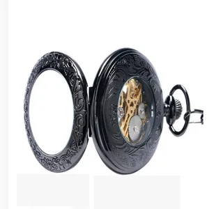 Vue détaillée d'une montre de poche mécanique squelette noire vintage avec gravures.