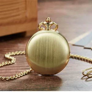 Klassische goldfarbene Taschenuhr mit gebürstetem Metallfinish und Kette dazu
