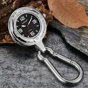 Nahaufnahme einer silbernen Karabiner-Taschenuhr auf robustem Steinhintergrund