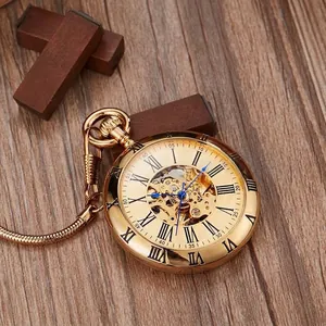 Montre à gousset mécanique dorée vintage avec chiffres romains et cadran squelette.