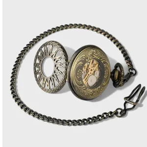 Gros plan d'une montre à gousset mécanique vintage avec couvercle soleil ajouré en bronze