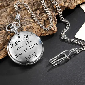 Montre à gousset gravée vintage avec citation 'I Love You' et détail de chaîne.
