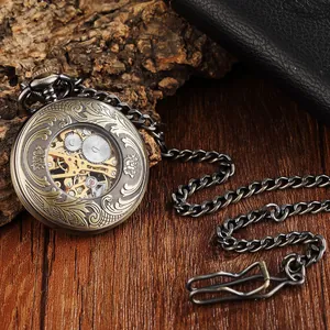 Vue détaillée des engrenages d'une montre à gousset mécanique vintage sculptée bronze