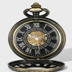 Vue détaillée d'une montre à gousset mécanique vintage avec chiffres romains et engrenages
