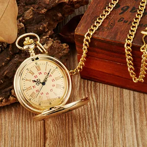 Gros plan d'une montre à gousset dorée vintage avec un cadran à chiffres romains