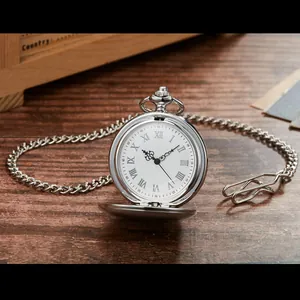 Silberne Vintage-Taschenuhr im Detail mit römischen Ziffern und Klappdeckel.
