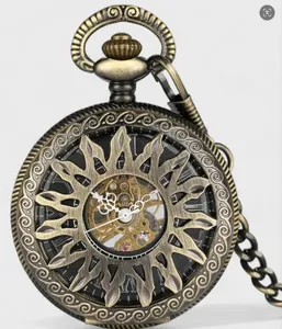Gros plan sur une montre à gousset mécanique rétro en bronze avec motif soleil évidé