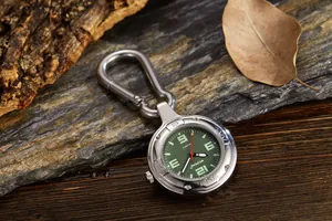 Outdoor Bergsteiger Karabineruhr mit grünem Zifferblatt auf rustikalem Holzgrund
