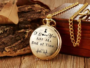 Gros plan d'une montre à gousset vintage gravée 'I Love You' avec chaîne dorée
