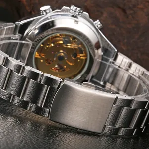 Detallado primer plano de reloj mecánico automático de acero inoxidable con fondo calado