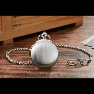 Makrodetail einer klassischen silbernen Taschenuhr mit gebürsteter Metalloberfläche.