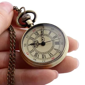 Petite montre à gousset vintage en bronze avec chiffres romains et longue chaîne