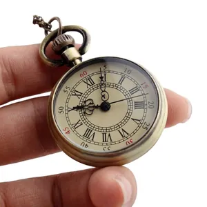 Montre de poche rétro en bronze à quartz avec chiffres romains et une longue chaîne