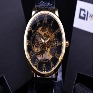 Dettaglio di un orologio meccanico Forsining con numeri romani e ingranaggi dorati.