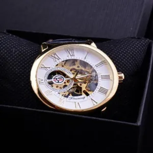 Vista dettagliata dell'orologio meccanico scheletrato Forsining con cassa dorata e numeri romani