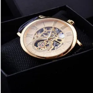 Orologio meccanico scheletrato Forsining dorato da uomo con cinturino nero in scatola