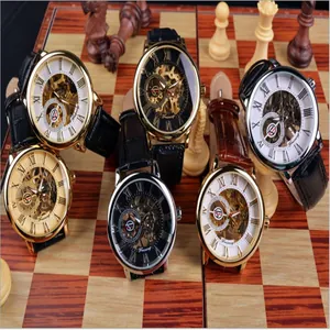 Collezione di orologi meccanici scheletrati Forsining per uomo su una scacchiera vintage