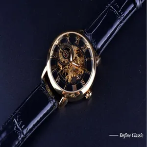 Dettaglio dell'orologio meccanico Forsining scheletrato con cassa dorata e pelle