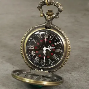 Detalle de un reloj de bolsillo vintage de bronce con esfera de galaxia y números romanos.